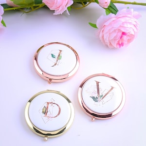 Espejo de dama de honor con inicial, alfabeto personalizado, regalo de despedida de soltera, propuesta, letra floral de acuarela, regalo compacto para el día de la madre