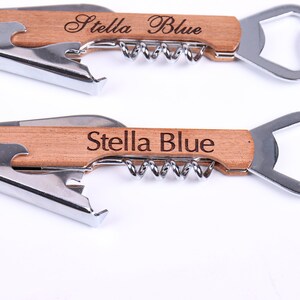 Puede incluir: Dos abridores de botellas con mangos de madera, un sacacorchos y un abridor de botellas. Los mangos est&aacute;n grabados con el nombre "Stella Blue".