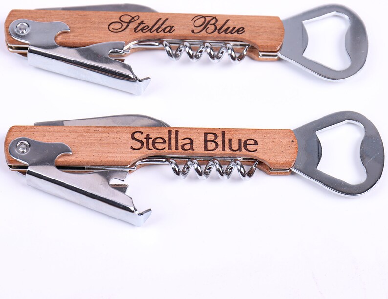 Puede incluir: Dos abridores de botellas con mangos de madera, un sacacorchos y un abridor de botellas. Los mangos est&aacute;n grabados con el nombre "Stella Blue".