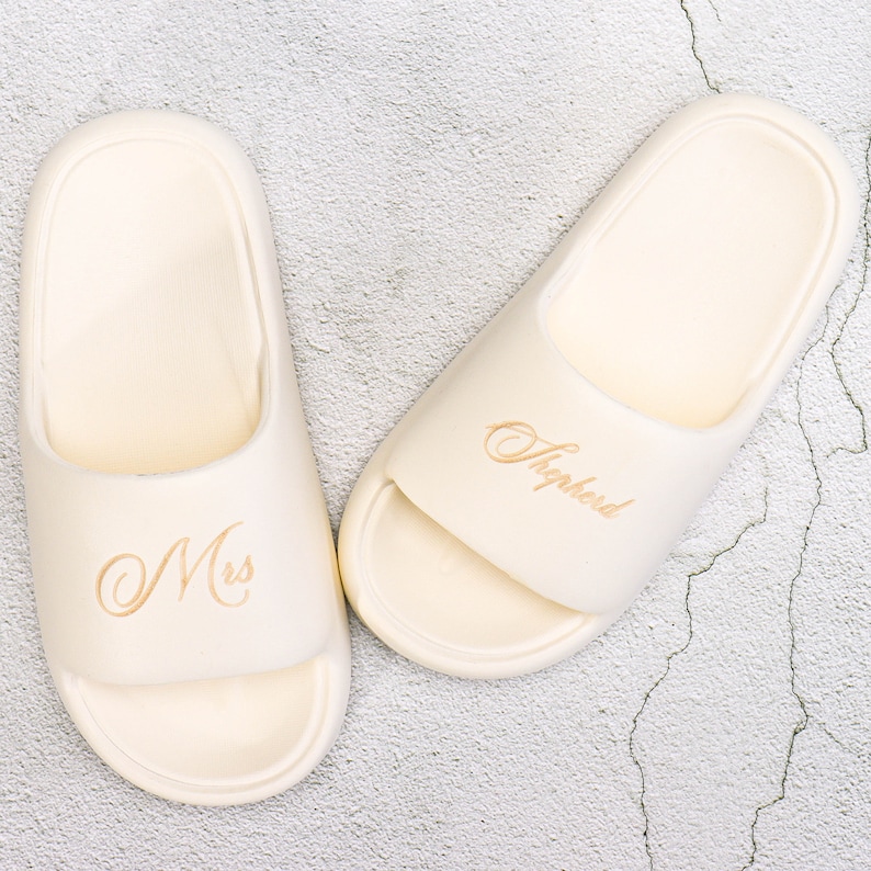 gravierte Groomsmen personalisierte Slipper Schaum Haus Schuhe Brautjungfer Junggesellinnenabschied Geschenk Hochzeit Beach Spa Sleepover Slides Sandalen Bild 4