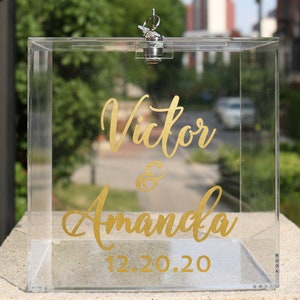 Caja de tarjeta de boda de acrílico personalizada, nombres personalizados con tapa Pestch Key Date Caja de regalo de fiesta de quinceañera Titular de la tarjeta Envenlop