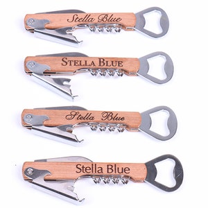 Puede incluir: Cuatro abridores de botellas con mango de madera, un sacacorchos y un abridor de botellas. Cada mango est&aacute; grabado con el nombre "Stella Blue".