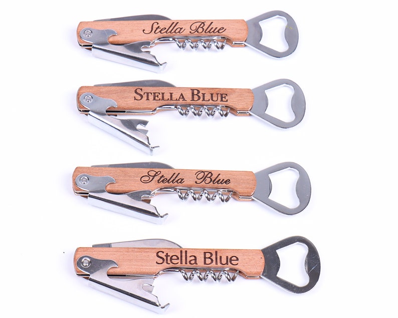 Puede incluir: Cuatro abridores de botellas con mango de madera, un sacacorchos y un abridor de botellas. Cada mango est&aacute; grabado con el nombre "Stella Blue".