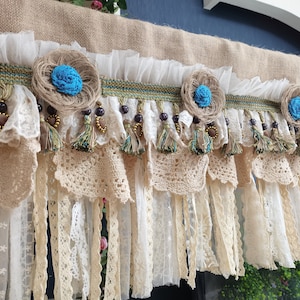 Benutzerdefinierte rustikale einzigartige Leinwand Beige Blaue Spitze Schlafzimmer Volant Leinwand Fenster Küche Swag Vorhang Leinwand Beige Elfenbein Spitze Fensterbehandlungen