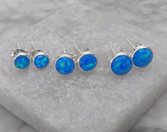Boucles d'oreilles opale bleue, Boucles d'oreilles opale bleue en argent sterling, Boucles d'oreilles rondes en opale, Boucles d'oreilles avec pierre de naissance d'octobre, Charme de pierres précieuses, GSA