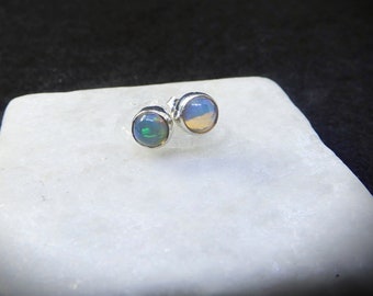 Ethiopische Opal Oorbellen, Sterling Silver Opal Oorbellen, Ethiopische Opal Stud Oorbellen, Oktober Birthstone Oorbellen, Gemstone Appeal, GSA