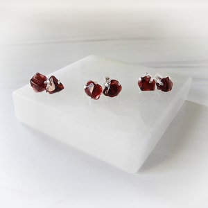 Rohe Granat Ohrringe, Sterling Silber Granat Ohrstecker, Roher Granat Schmuck, Januar Birthstone Ohrstecker, Edelstein-Appeal, GSA