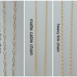 Puede incluir: Tres cadenas de oro, cada una con un estilo diferente: cadena de eslabones abiertos, cadena de cable mate y cadena de eslabones pesados.