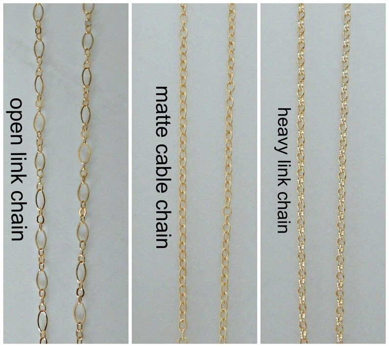 Puede incluir: Tres cadenas de oro, cada una con un estilo diferente: cadena de eslabones abiertos, cadena de cable mate y cadena de eslabones pesados.