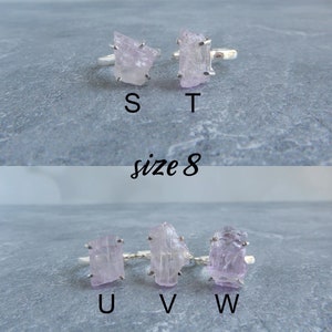 K&ouml;nnte beinhalten: Drei Silberringe mit unterschiedlich gro&szlig;en rosa Amethyst-Kristallen. Die Ringe sind mit S, T, U, V und W gekennzeichnet. Der Text "Gr&ouml;&szlig;e 8" ist ebenfalls sichtbar.