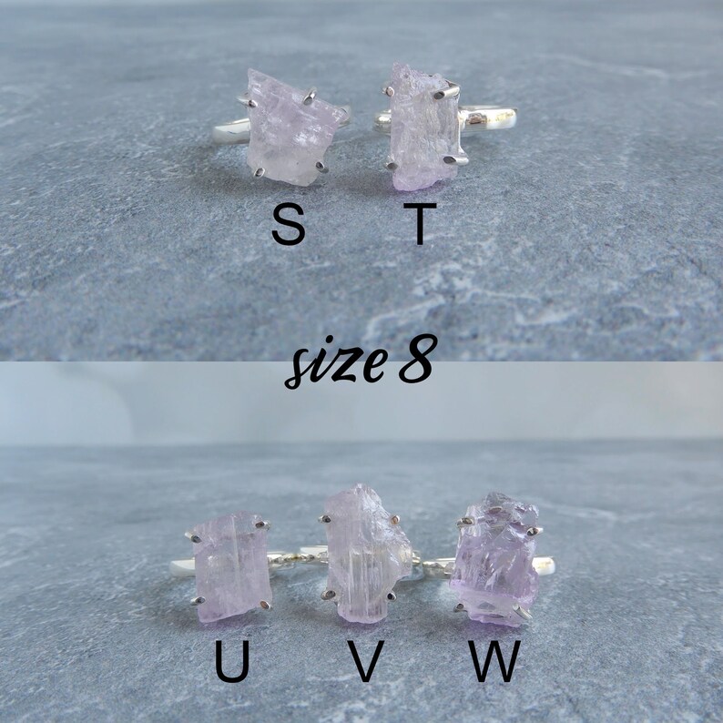 K&ouml;nnte beinhalten: Drei Silberringe mit unterschiedlich gro&szlig;en rosa Amethyst-Kristallen. Die Ringe sind mit S, T, U, V und W gekennzeichnet. Der Text "Gr&ouml;&szlig;e 8" ist ebenfalls sichtbar.