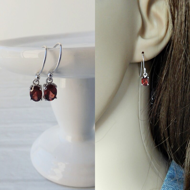 Pu&ograve; includere: Un paio di orecchini pendenti in argento con piccole pietre rotonde di colore rosso.