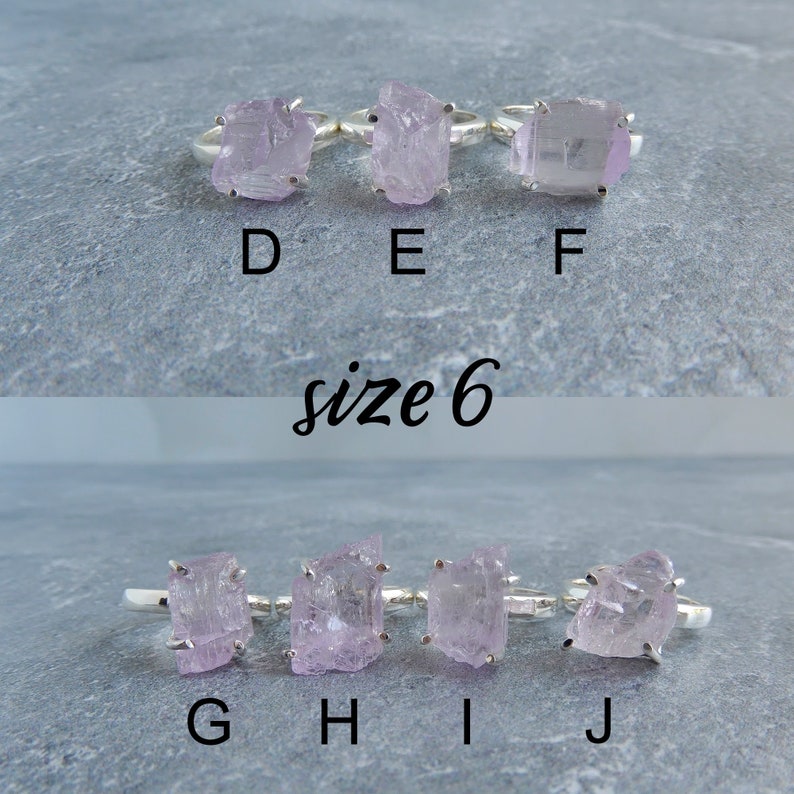 K&ouml;nnte beinhalten: Zehn Silberringe mit rosafarbenen Kristallsteinen. Die Ringe sind mit den Buchstaben D, E, F, G, H, I und J beschriftet. Die Ringe sind Gr&ouml;&szlig;e 6.