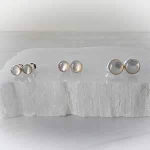 Kolczyki z masy perłowej, kolczyki ze srebra próby 925 z kamieniami szlachetnymi, okrągłe kolczyki z kamieniami szlachetnymi, kolczyki z masy perłowej, Gemstone Appeal, GSA
