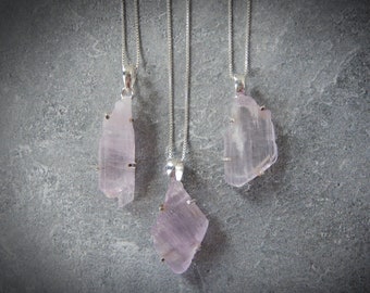 Collar de piedras preciosas de kunzita en plata de ley • Colgante de kunzita en bruto • Cristal violeta rosado natural • Colgante de kunzita de ley • Collar en capas