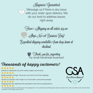 Puede incluir: Un fondo azul claro con texto blanco que dice "Happiness Guaranteed" y "Free Shipping on all orders $35.00- Ships Next Business Day". El texto tambi&eacute;n dice "Expedited shipping available from drop down at checkout" y "Thank you for supporting my small handmade business!" El texto "Thousands of happy customers!" est&aacute; en un tama&ntilde;o de fuente m&aacute;s grande. Las calificaciones de cinco estrellas y las rese&ntilde;as de los clientes se muestran debajo del texto. Un logotipo de GemStoneAppeal se muestra en la esquina inferior derecha.