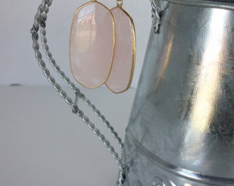 Pendientes de cuarzo rosa engastados en oro • Pendientes grandes ovalados de cuarzo rosa con piedra rosa