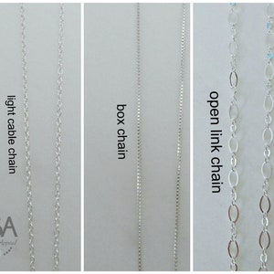 Peut inclure: Trois types de cha&icirc;nes en argent&nbsp;: cha&icirc;ne &agrave; c&acirc;ble l&eacute;ger, cha&icirc;ne &agrave; maillons carr&eacute;s et cha&icirc;ne &agrave; maillons ouverts. Les cha&icirc;nes sont affich&eacute;es verticalement sur un fond blanc.