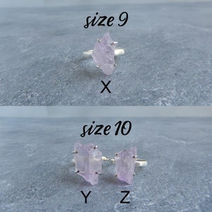 K&ouml;nnte beinhalten: Zwei silberne Ringe mit rosafarbenen Kristallsteinen. Der obere Ring ist Gr&ouml;&szlig;e 9, gekennzeichnet mit "X". Die beiden unteren Ringe sind Gr&ouml;&szlig;e 10, gekennzeichnet mit "Y" und "Z".