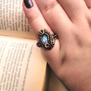 Draht geflochtener Kupfer & Regenbogen Mondstein Ring - Gothic, Blaues Feuer - UK Gr. M