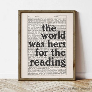 Może przedstawiać: Czarno-biały wydruk typograficzny z tekstem "the world was hers for the reading". Tekst jest umieszczony na tle vintage strony książki.