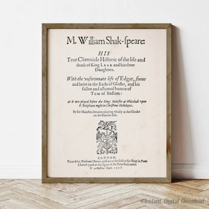 Puede incluir: Una impresión vintage en blanco y negro de un programa de teatro para el Rey Lear de William Shakespeare. El programa está enmarcado en un marco de madera marrón y presenta el texto "M. William Shak-ſpeare: HIS True Chronicle Hiſtorie of the life and death of King LBA R and his three Daughters. With the unfortunate life of Edgar, Sonne and heire to the Earle of Glofter, and his fullen and affumed humor of TOM of Bedlam: As it was played before the Kings Maiestie at Whitehall upon S. Stephans night in Christmas Hollidayes. By his Maiefties feruants playing vfually at the Glosbe on the Bancke-side. LONDON, Printed for Nathaniel Barter, and are to be fold at his thop in Paul Church-yard at the figne of the Pide Bull neere St.Aulins Gate, 1608."