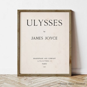 Puede incluir: Una portada de libro de estilo vintage con el título "ULYSSES" de James Joyce. La portada está impresa en papel color crema con texto negro. El libro fue publicado por Shakespeare and Company en París en 1922.