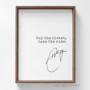 K&ouml;nnte beinhalten: Ein druckbarer Spruch in einem braunen Rahmen, der "Kaufe das Ticket, fahre mit." lautet, mit einer handschriftlichen Unterschrift darunter.