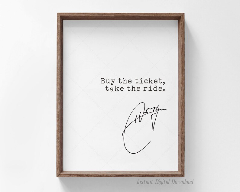 K&ouml;nnte beinhalten: Ein druckbarer Spruch in einem braunen Rahmen, der "Kaufe das Ticket, fahre mit." lautet, mit einer handschriftlichen Unterschrift darunter.