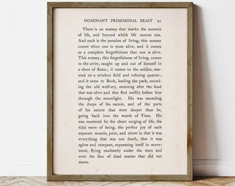 Op de afbeelding: Een zwart-witte printbare wandkunstprint met een vintage boekpaginaontwerp met een fragment uit het boek "Dominant Primordial Beast" van Jack London. De tekst luidt: "Er is een extase die de top van het leven markeert, en waar het leven niet voorbij kan gaan. En zo is de paradox van het leven, deze extase komt wanneer men het meest leeft, en het komt als een complete vergetelheid dat men leeft. Deze extase, deze vergetelheid van het leven, komt naar de kunstenaar, die in een vlammenvel gevangen zit en uit zichzelf wordt gerukt; het komt naar de soldaat, die op een verwoest veld gek is van oorlog en geen genade geeft; en het kwam naar Buck, die de roedel leidt, de oude wolfsbrul klinkt, die hunkert naar het voedsel dat leefde en dat snel voor hem door het maanlicht vluchtte. Hij peilde de diepten van zijn aard, en de delen van zijn aard die dieper waren dan hij, ging terug naar de baarmoeder van de Tijd. Hij werd beheerst door de pure opwelling van het leven, de vloedgolf van het zijn, de perfecte vreugde van elke afzonderlijke spier, gewricht en pees, omdat het alles was wat niet de dood was, dat het gloeide en woest was, zich uitte in beweging, jubelend onder de sterren en over het gezicht van dode materie vloog die niet bewoog."