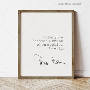 Puede incluir: Una cita imprimible en blanco y negro en un marco de madera. La cita dice "La tolerancia se convierte en un delito cuando se aplica al mal." con la firma "James Mann" debajo.