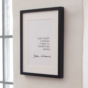 Może przedstawiać: Czarny obraz w ramie z białym tłem, na kt&oacute;rym widnieje tekst "Last night I dreamt I went to Manderley again." z podpisem "Daphne du Maurier." poniżej.