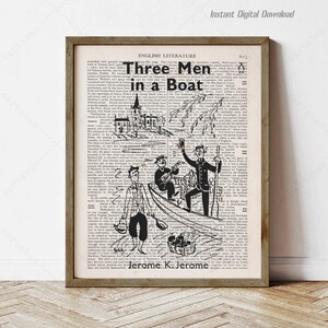 Op de afbeelding: Een zwart-witte illustratie van drie mannen in een boot, met de tekst "Three Men in a Boat" en "Jerome K. Jerome" gedrukt onder de afbeelding. De illustratie is afkomstig uit een vintage boek over Engelse literatuur.