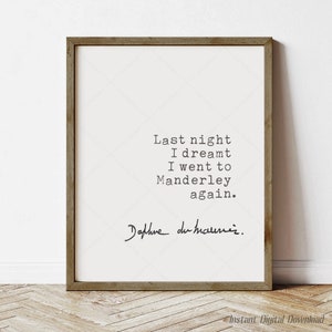 Może przedstawiać: Cytat do wydrukowania z powieści Rebecca autorstwa Daphne du Maurier. Cytat brzmi: "Last night I dreamt I went to Manderley again." Cytat jest wydrukowany czarnym tekstem na białym tle.