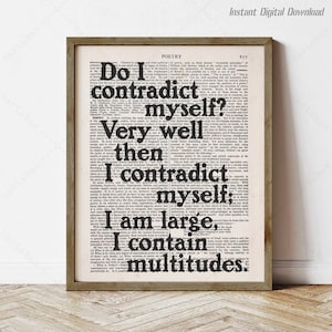 Op de afbeelding: Een zwart-witte printbare kunstprint met een vintage boekpagina met een citaat uit de poëzie van Walt Whitman: "Do I contradict myself? Very well then I contradict myself; I am large, I contain multitudes."