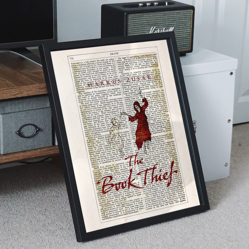 Pode incluir: Uma p&aacute;gina de livro vintage com uma ilustra&ccedil;&atilde;o vermelha da Morte, uma figura esquel&eacute;tica em uma t&uacute;nica com capuz, segurando uma foice. O texto "The Book Thief" est&aacute; impresso em vermelho na parte inferior da p&aacute;gina.