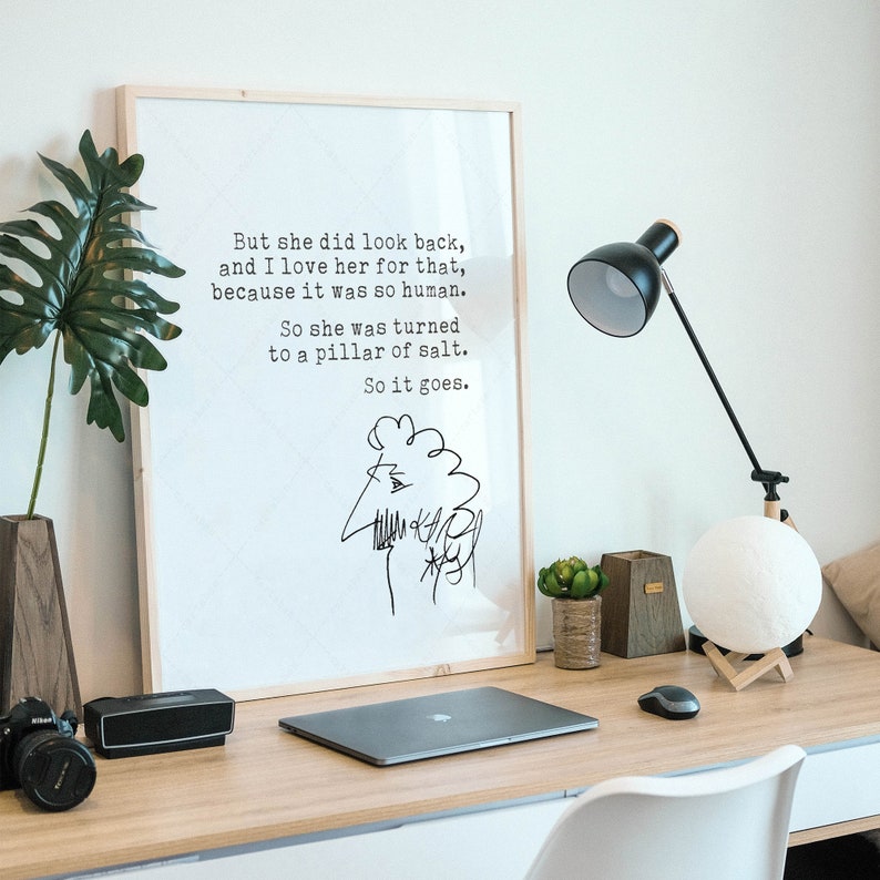 K&ouml;nnte beinhalten: Ein gerahmter Druck mit einer Schwarzwei&szlig;illustration einer Person mit dem Text "But she did look back, and I love her for that, because it was so human. So she was turned to a pillar of salt. So it goes."
