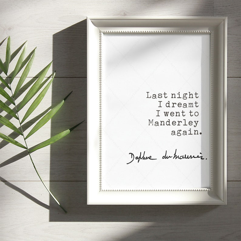 Może przedstawiać: Biały wydruk w ramie z tekstem "Last night I dreamt I went to Manderley again." i podpisem "Daphne du Maurier".