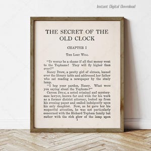 Puede incluir: Una impresión enmarcada con el título "THE SECRET OF THE OLD CLOCK" y el Capítulo 1, "THE LOST WILL". El texto está en un estilo vintage, con un fondo beige claro y un marco marrón oscuro. La impresión es una descarga digital.