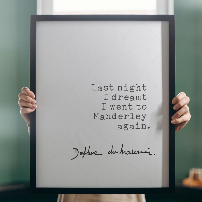 Może przedstawiać: Czarny obraz w ramie z białym tłem i czarnym tekstem, kt&oacute;ry brzmi "Last night I dreamt I went to Manderley again." Tekst jest w czcionce do maszyn do pisania. Podpis "Daphne du Maurier" jest napisany czarnym atramentem pod tekstem.