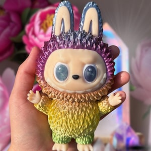 3D-Printed Rainbow Labubu Figure – Handmade in Silk PLA with Iridescent Blue Eyes, Kawaii Art Toy Collectible, Shelf Display Decor