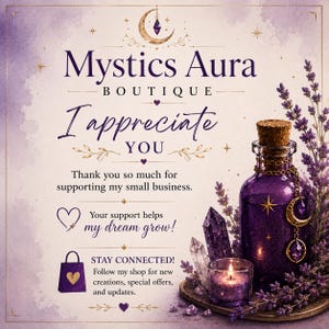Pu&ograve; includere: Un biglietto di ringraziamento con il testo Mystics Aura Boutique, I appreciate YOU e Stay Connected. Il design include una bottiglia di vetro viola con tappo di sughero, una candela accesa, cristalli e rametti di lavanda su sfondo acquerello.
