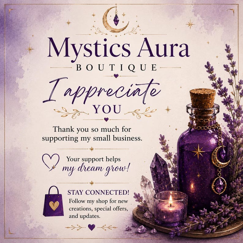 Pu&ograve; includere: Un biglietto di ringraziamento con il testo Mystics Aura Boutique, I appreciate YOU e Stay Connected. Il design include una bottiglia di vetro viola con tappo di sughero, una candela accesa, cristalli e rametti di lavanda su sfondo acquerello.