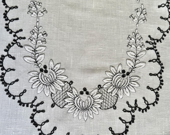 Vintage Frans linnen tafelkleed, zwart-witte bloemenborduursel, 5 servetten
