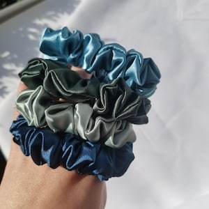 Mini chouchou skinny en satin | Accessoires élastiques doux et soyeux pour toutes les occasions | Cadeau de demoiselle d'honneur fait main au Canada