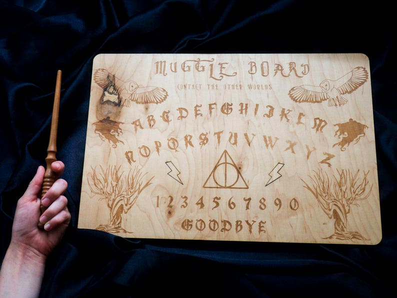 Il Coupe Le Courant Pendant Que Sa Soeur Samuse Avec Une Planche