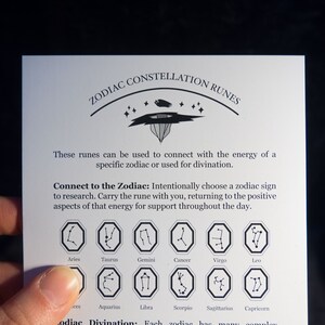 Może przedstawiać: Biała karta z czarnym tekstem i ilustracjami konstelacji zodiaku. Tekst brzmi "Zodiac Constellation Runes" i "Te runy można wykorzystać do połączenia się z energią konkretnego znaku zodiaku lub do wr&oacute;żb." Tekst brzmi r&oacute;wnież "Connect to the Zodiac: Intentionally choose a zodiac sign to research. Carry the rune with you, returning to the positive aspects of that energy for support throughout the day."