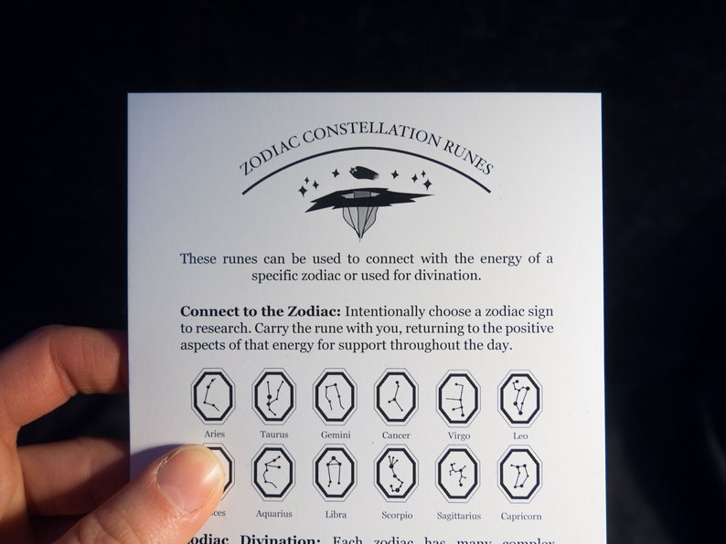 Może przedstawiać: Biała karta z czarnym tekstem i ilustracjami konstelacji zodiaku. Tekst brzmi "Zodiac Constellation Runes" i "Te runy można wykorzystać do połączenia się z energią konkretnego znaku zodiaku lub do wr&oacute;żb." Tekst brzmi r&oacute;wnież "Connect to the Zodiac: Intentionally choose a zodiac sign to research. Carry the rune with you, returning to the positive aspects of that energy for support throughout the day."
