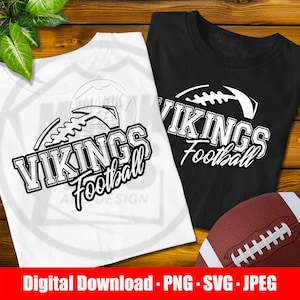 Pode incluir: Uma t-shirt branca e uma t-shirt preta, cada uma com um design gráfico com um ícone estilizado de bola de futebol americano e o texto VIKINGS Football em letras negrito. Uma bola de futebol castanha com atacadores brancos está no canto.