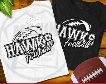 Könnte beinhalten: Ein weißes T-Shirt und ein schwarzes T-Shirt, die jeweils ein grafisches Design mit einem stilisierten Football-Symbol über dem Text HAWKS Football in einer fetten Blockschrift zeigen. Die Motive sind in einer Kontrastfarbe aufgedruckt.